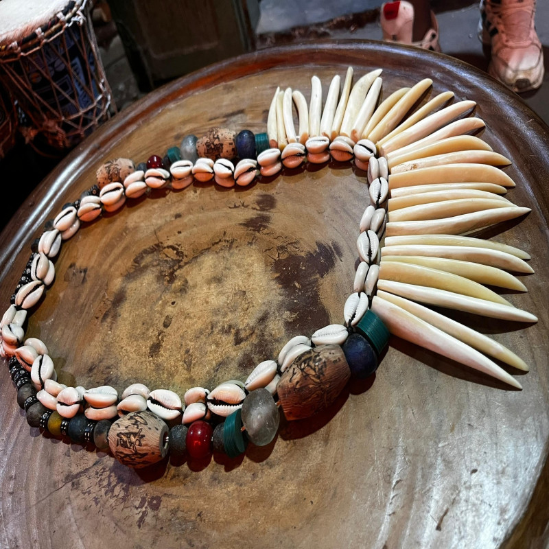 Collier africain avec dents d’animaux
