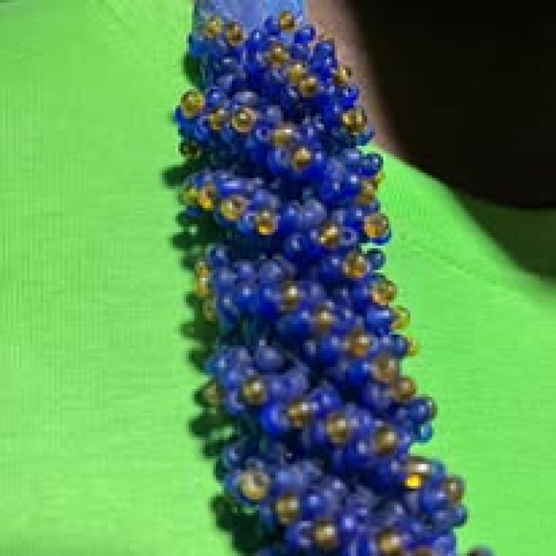 Collier de perles bleu