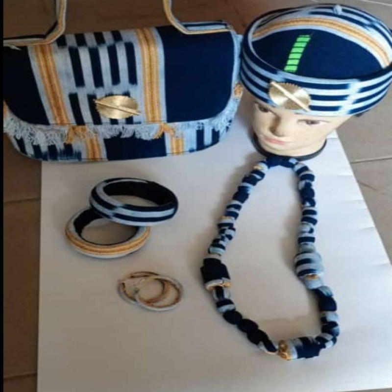 Ensemble 5 en 1 Ndop (chapeau, boucle, bracelet, collier et sac à main)
