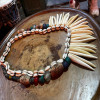 Collier africain avec dents d’animaux
