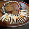 Collier africain avec dents d’animaux