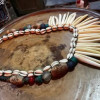 Collier africain avec dents d’animaux